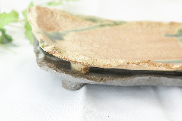 【益子焼】ゴツゴツした粘土の荒土シリーズ　足付き長方形の長皿【おりべ緑釉・単品１枚】