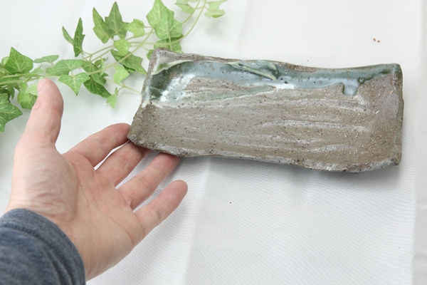 【益子焼】ゴツゴツした粘土の荒土シリーズ　足付き長方形の長皿【おりべ緑釉・単品１枚】