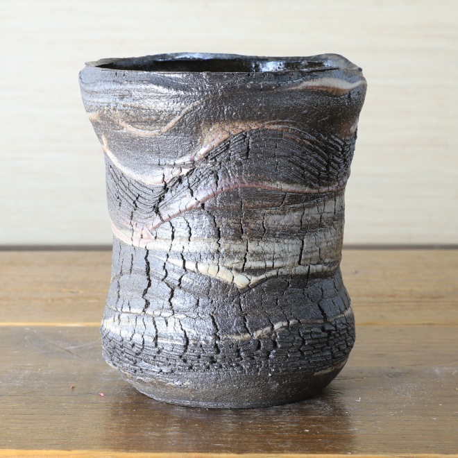 【益子焼】 亀裂文様花器 炭化焼 くし目 泥塗り 高さ約13cm 【単品１個】 