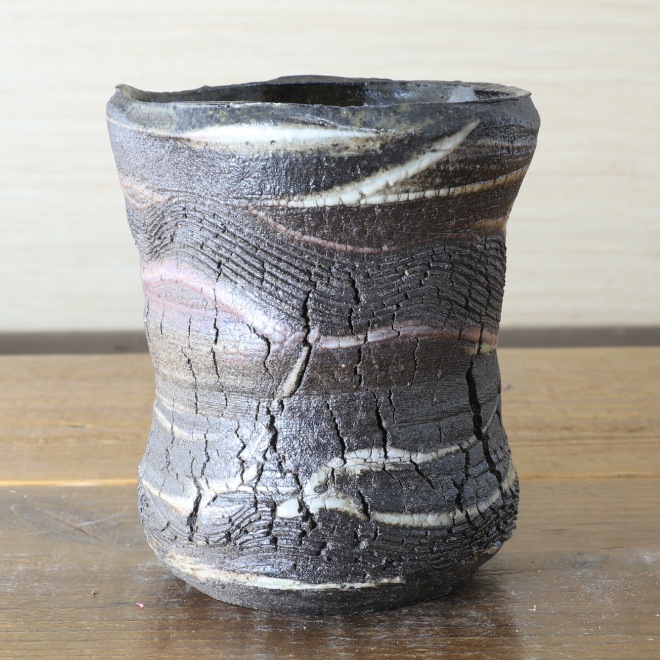 【益子焼】 亀裂文様花器 炭化焼 くし目 泥塗り 高さ約13cm 【単品１個】 
