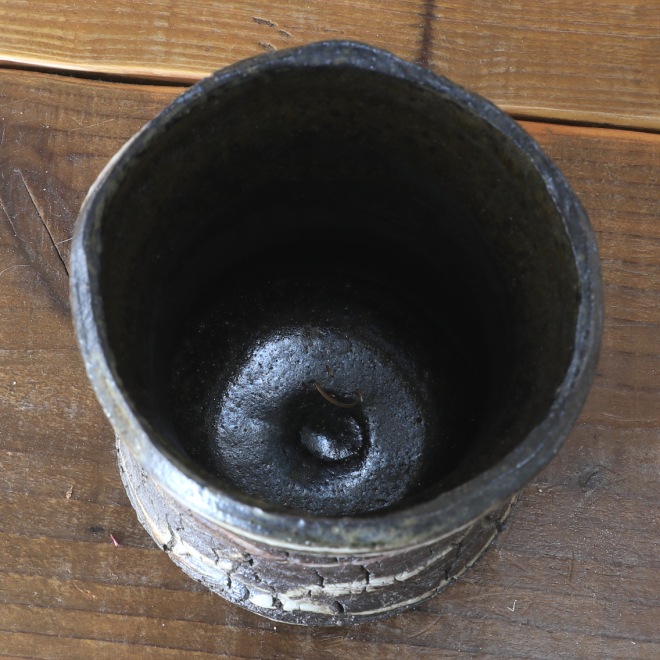 【益子焼】 亀裂文様花器 炭化焼 くし目 泥塗り 高さ約13cm 【単品１個】 