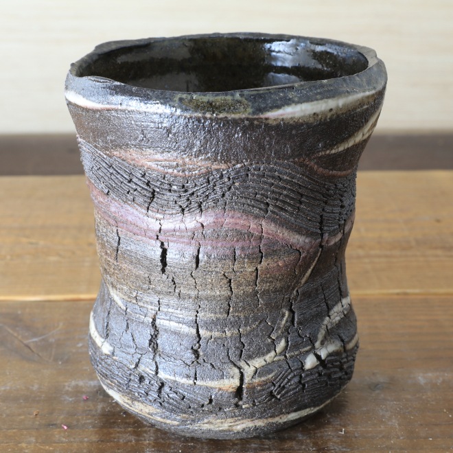 【益子焼】 亀裂文様花器 炭化焼 くし目 泥塗り 高さ約13cm 【単品１個】 