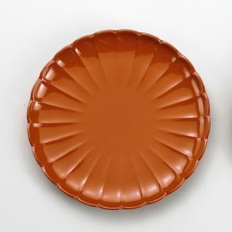 菊皿　朱塗（φ 2１ cm)