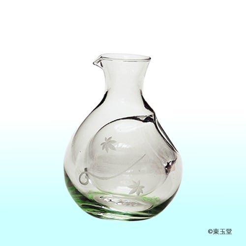 ガラス　茶道具　冷酒器　楓　グリーン（口部直径3.8cm×高さ12.5㎝×横幅最大部分9.4㎝）
