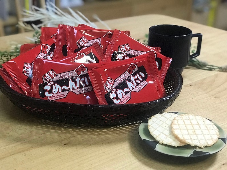 せんべい容器 黒と赤の金属製 おいしくてごめ～んたいせんぺい 12枚入 | おいしくてごめ～んたいせん