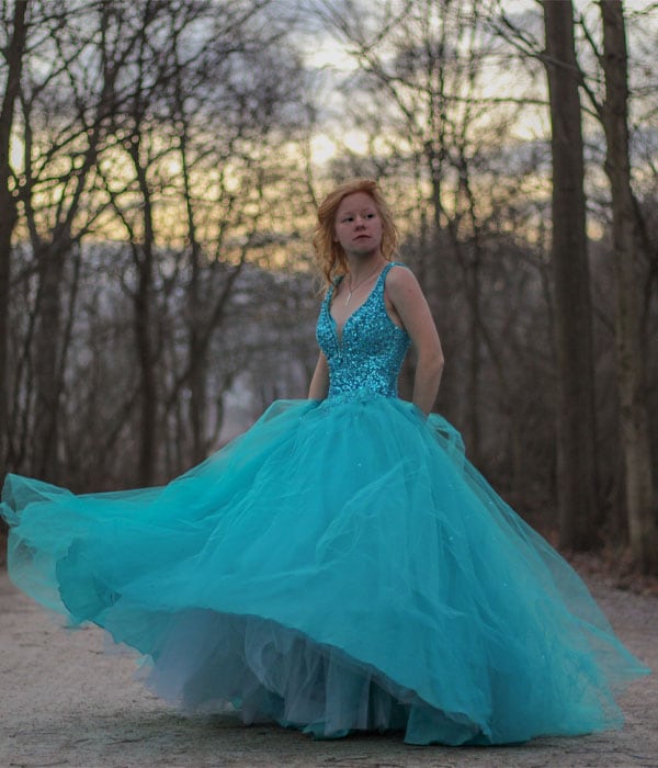 青いパーティードレス