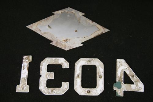 神戸市交通局　側面　車番・局章（1304-2）