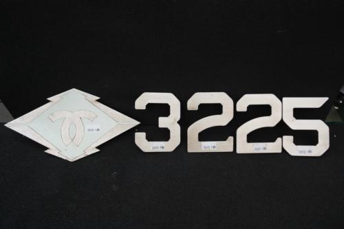 神戸市交通局　側面　車番・局章（3225-1）