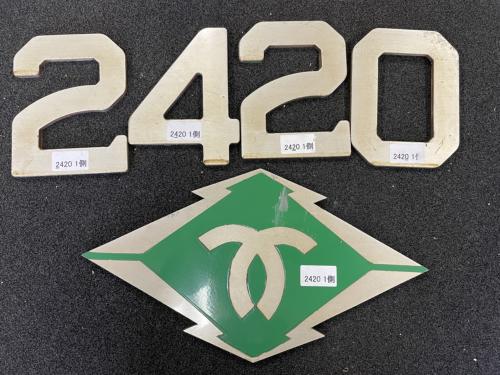 神戸市交通局　側面　車番・局章（2420-1）