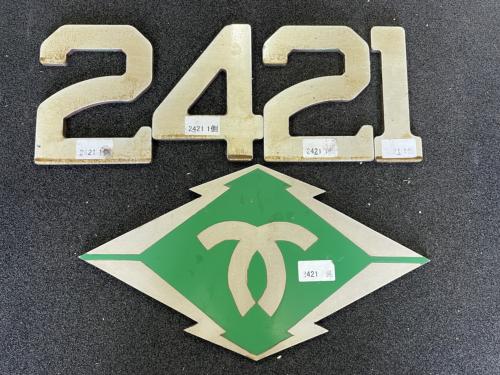 神戸市交通局　側面　車番・局章（2421-1）