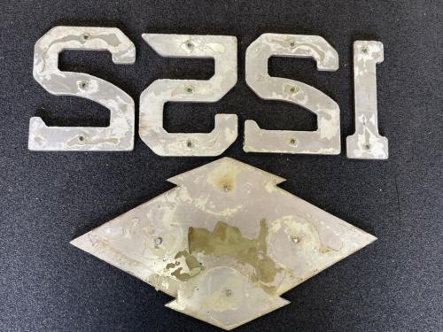 神戸市交通局　側面　車番・局章（2521-1）