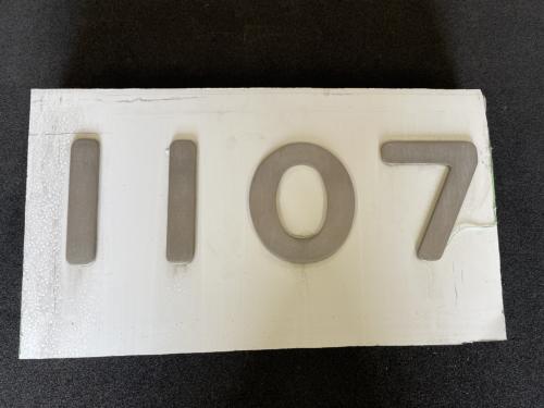 神戸新交通　車番銘板(前面 1107)