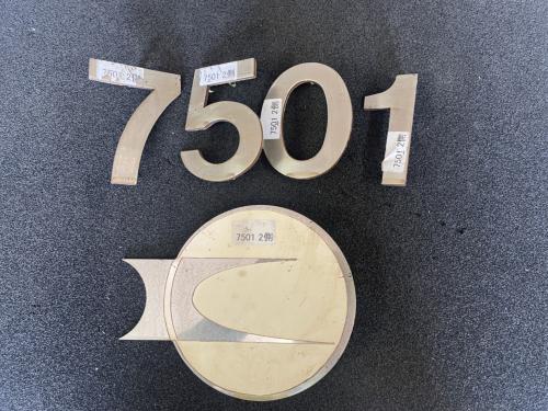 神戸市交通局　側面　車番・局章(7501-2)