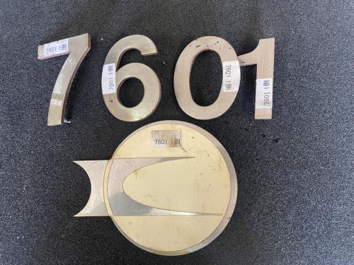 神戸市交通局　側面　車番・局章(7601-1)