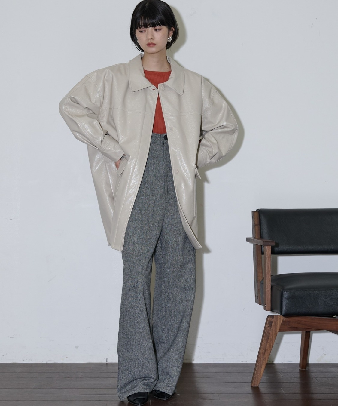 theyon オープンスリーブパテントフェイクレザージャケット