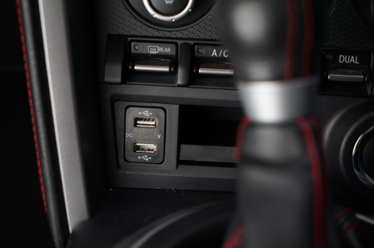 トヨタ 86 ZN6 スバル BRZ ZC6 12V-24V 4.2A デュアル USB 電圧表示