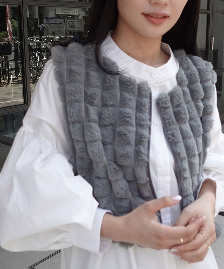 ポコポコフェイクファーZIPUPクロップドベスト | TOPS,ベスト | LOWY