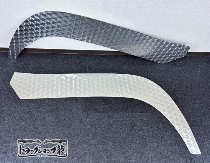 ステンレス フロント オーバーフェンダー パネル 左右セット 鱗柄 幅広