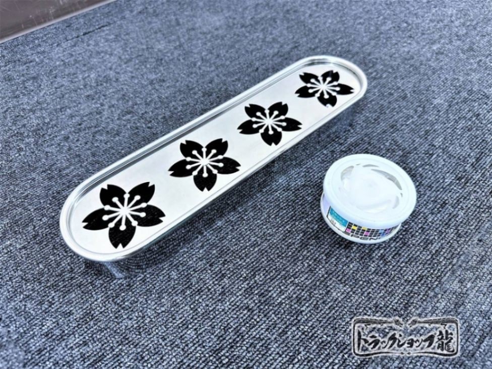 【訳あり品】 鏡面ステンレス 芳香剤カバー 4連タイプ 1個 桜抜き サクラ柄/桜柄 丸棒巻き エアースペンサー用 S8397S