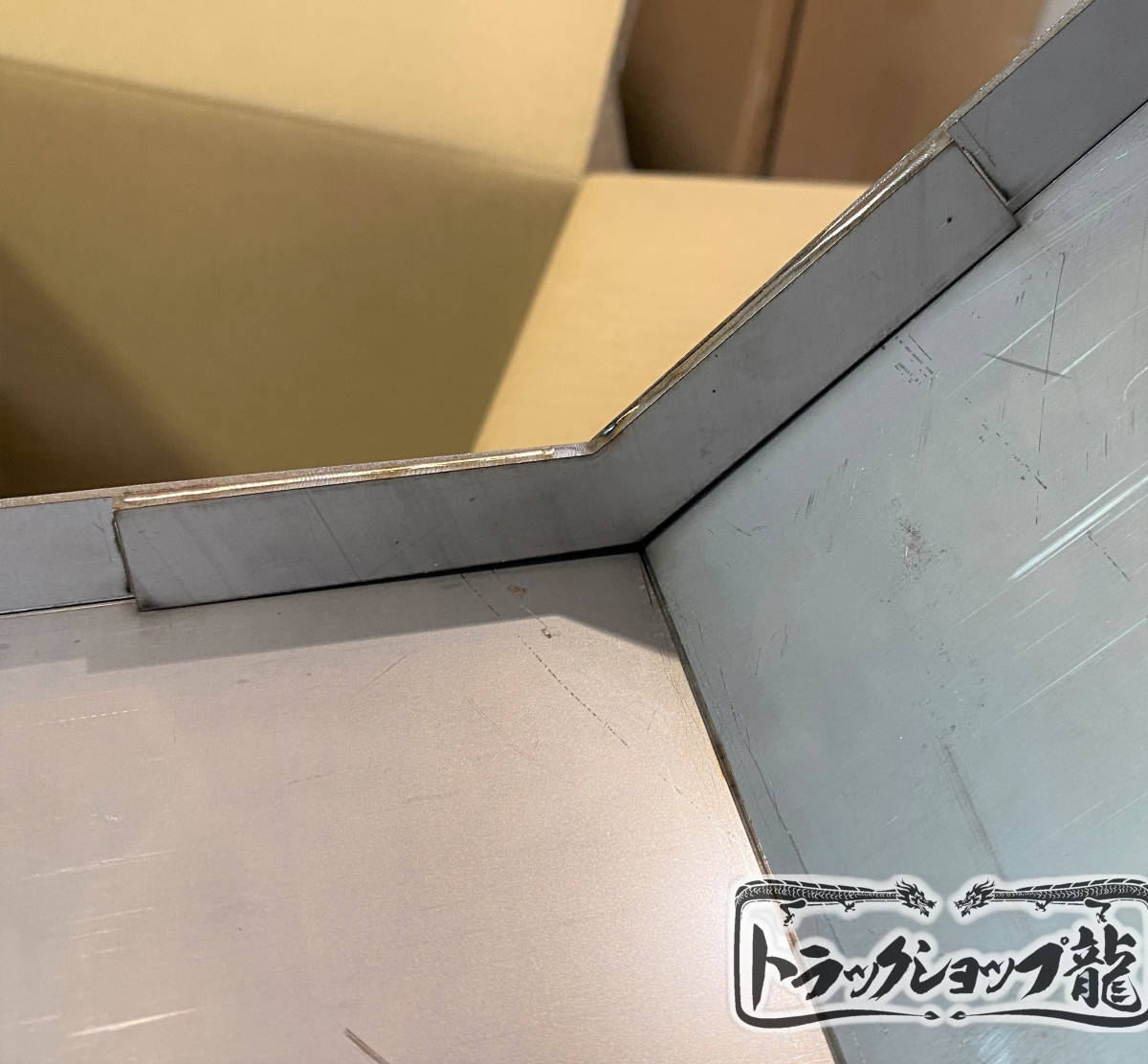 ステンレス リアフェンダー 2枚セット 鱗柄 4t トラック 補強あり