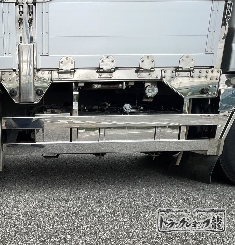 三菱ふそう 17スーパーグレート エアータンクブラケット ウロコ 鏡面