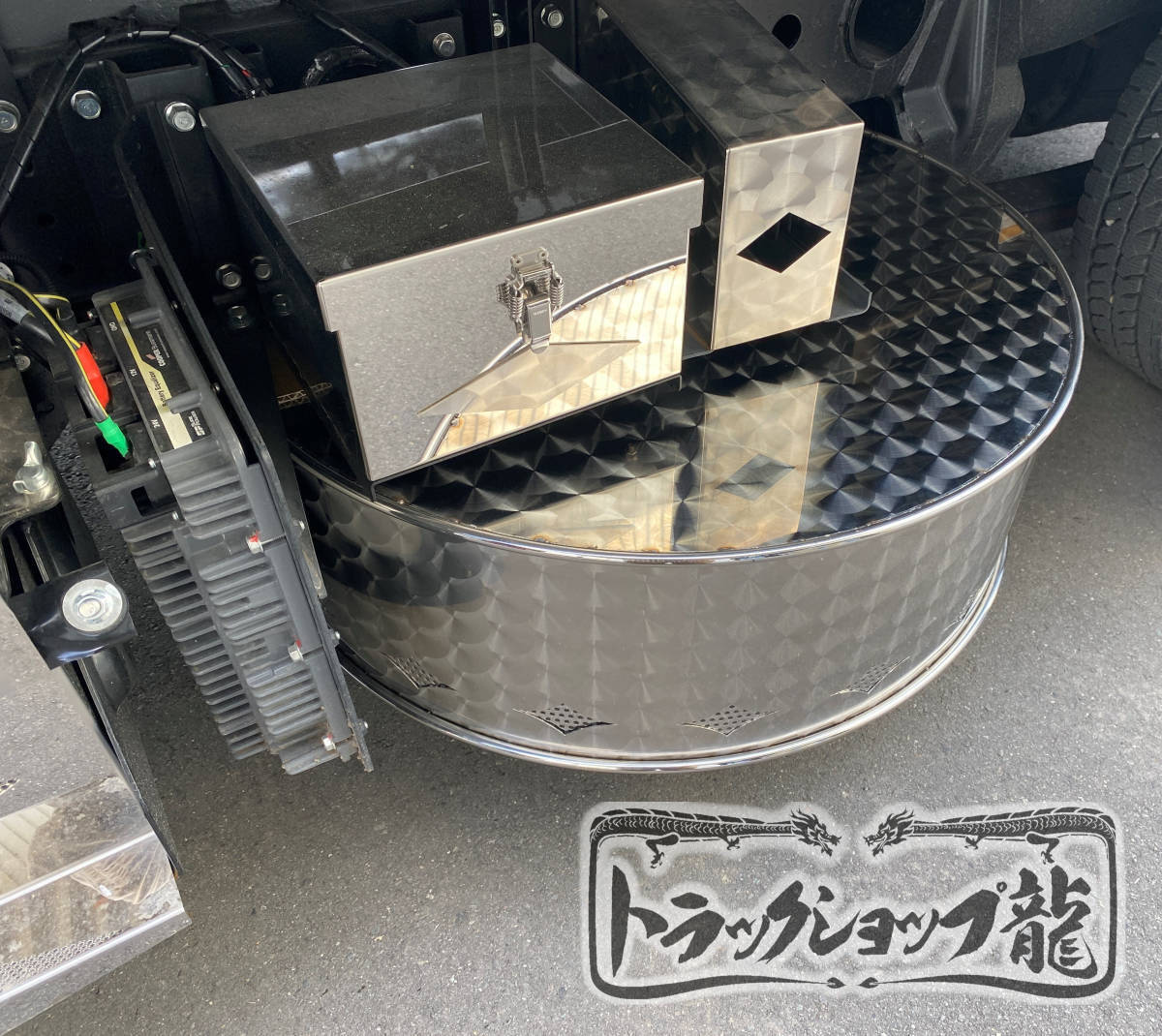 鱗柄ステンレス 【16インチ】 スペアタイヤカバー 菱抜き 790mm 10㎜丸棒巻き 丸形 補強折込なし 2t/3t 汎用 T0101S