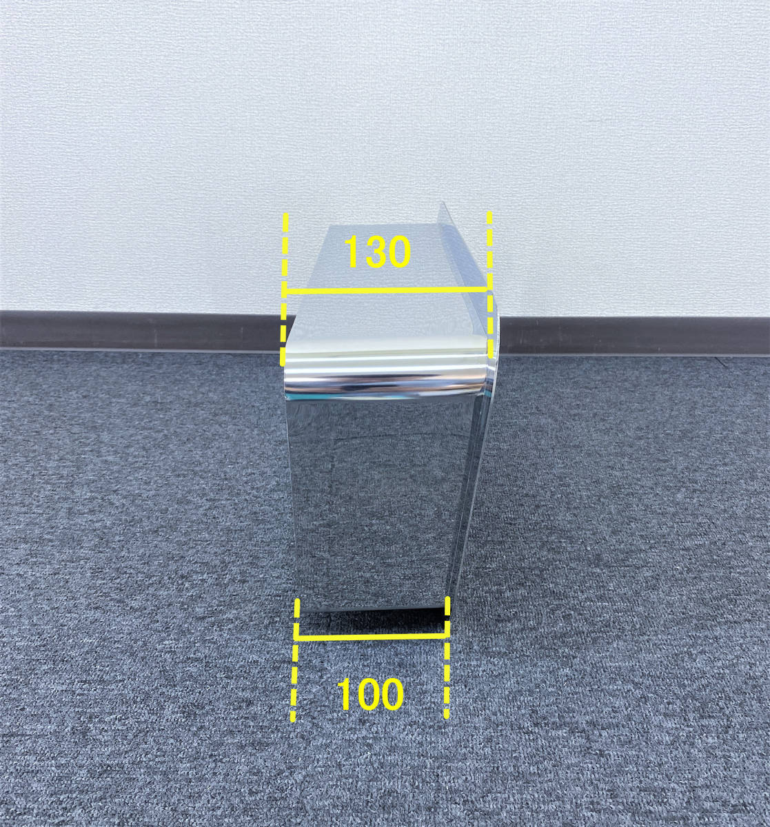 ステンレス 出窓 【鱗柄×鏡面】 三菱ふそう ジェネレーション/ブルーテックキャンター 標準 リアベッド出窓 寝台背中出窓 T0020S