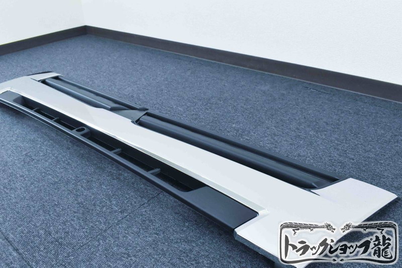 三菱ふそうキャンター、メッキフロントグリル、ワイド用 三菱 ふそう ブルーテックキャンター ワイド メッキ フロント グリル