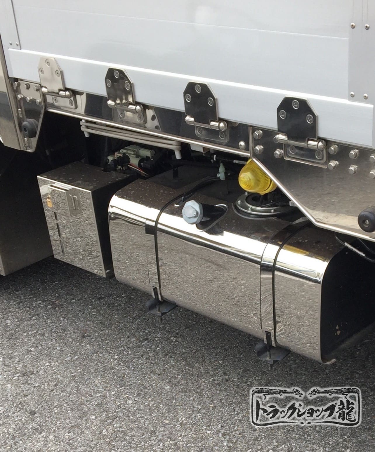 ステンレス 燃料タンク(70L)用 鱗柄 バンド化粧板のみ S2026S｜【公式