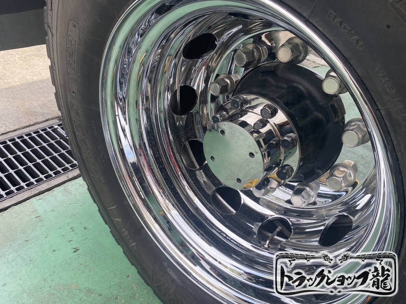 ステンレス リアハブキャップ 22.5インチ 8穴 2個組 センターカバー 取付ブラケット 三菱ふそう スーパーグレート ダンプ 後輪1軸の駆動用 S0405S