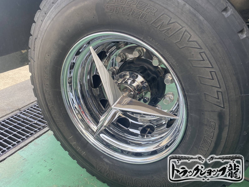 ステンレス リアハブキャップ 22.5インチ 8穴 2個組 センターカバー 取付ブラケット 三菱ふそう スーパーグレート ダンプ 後輪1軸の駆動用 S0405S
