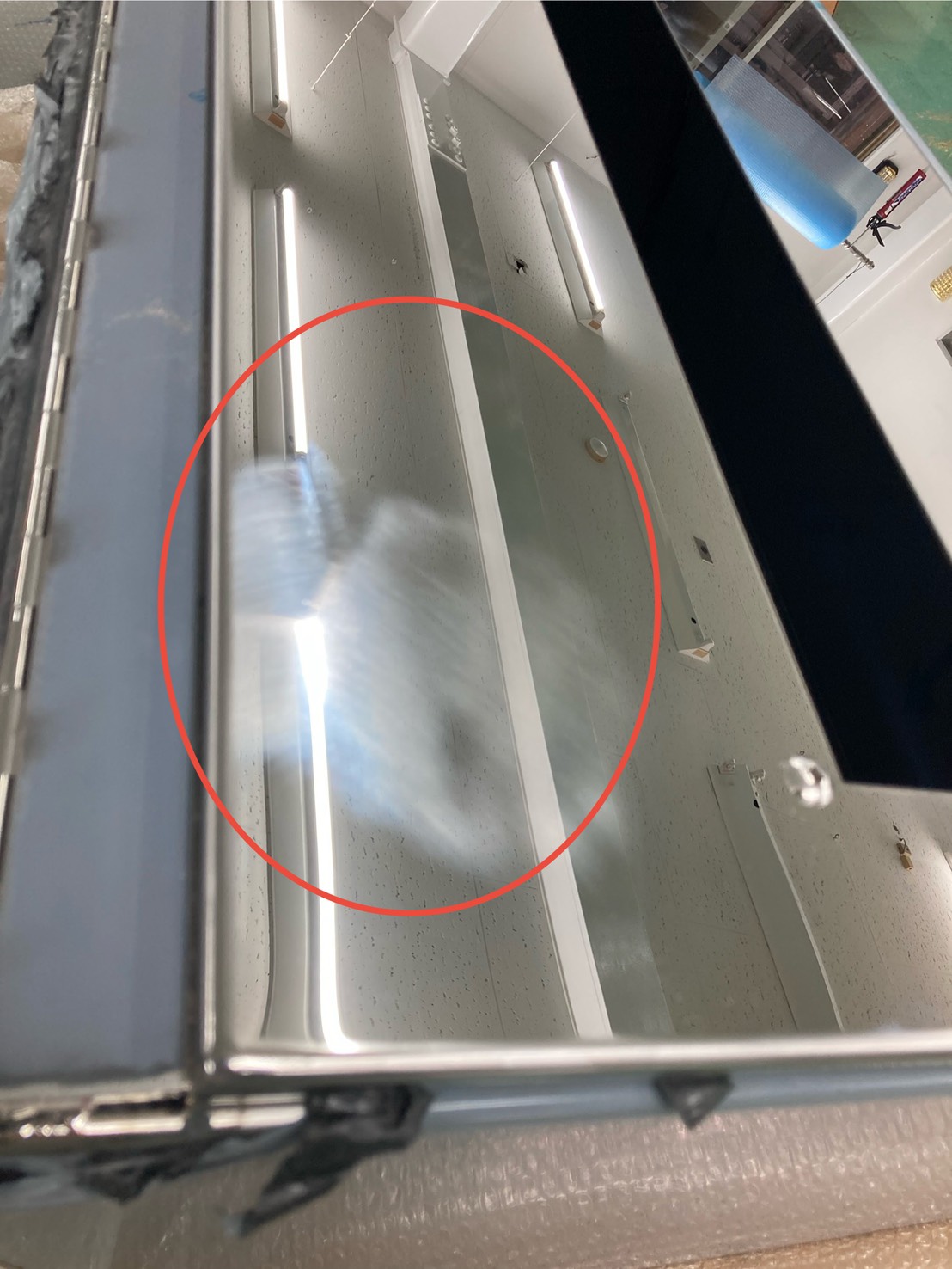 【訳あり品】 ステンレス製 工具箱 (Bタイプ) 900サイズ 鏡面×鱗柄 菱アンドン LEDライト付き 道具箱 収納庫 2t/4t T8066S