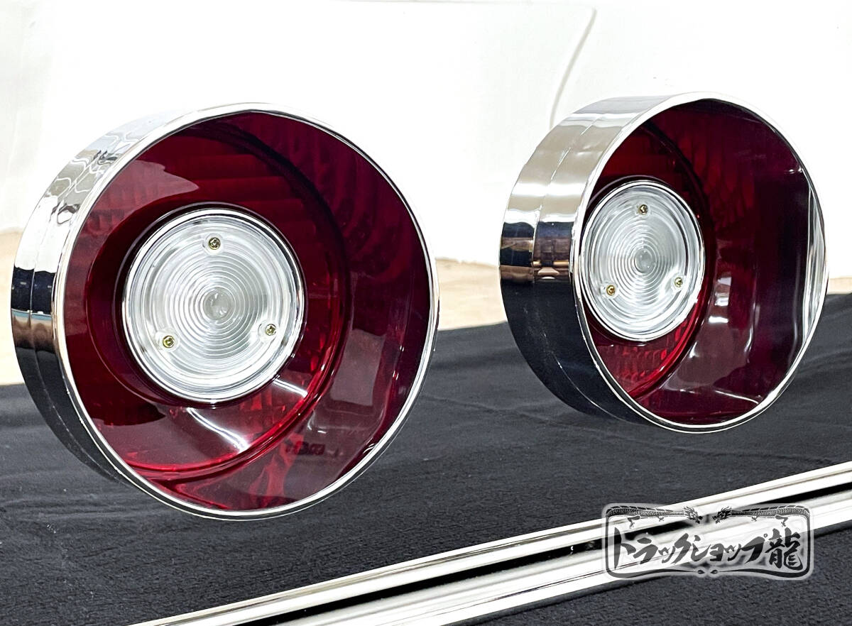 訳あり品　アップグレード！ステンレス リアバンパー 1900×250 筒だし 4連 中心レンズ黄色　リフトガード付 奥付け テールランプ付き