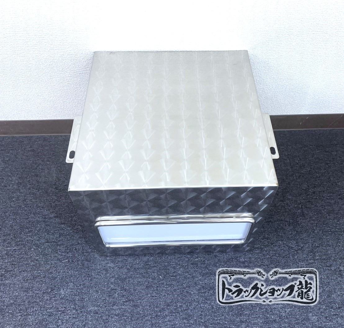 三菱ふそう　ブルーテックキャンター用バッテリーカバー　ステンレスウロコ　星　パンチング ステンレス バッテリーカバー 一体型タイプ 鱗柄 アンドン⁄LEDライト