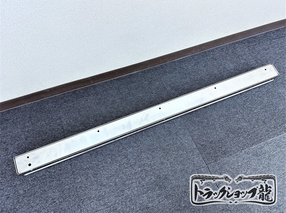 ステンレス 工具箱下アンドン 1200幅 鱗柄 丸棒巻き 角マーカー レンズ