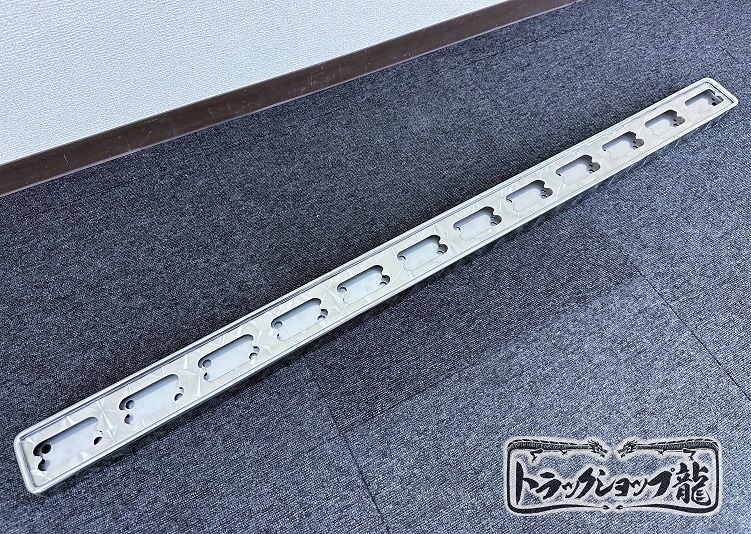 ステンレス 工具箱下アンドン 1200幅 鱗柄 丸棒巻き 角マーカー