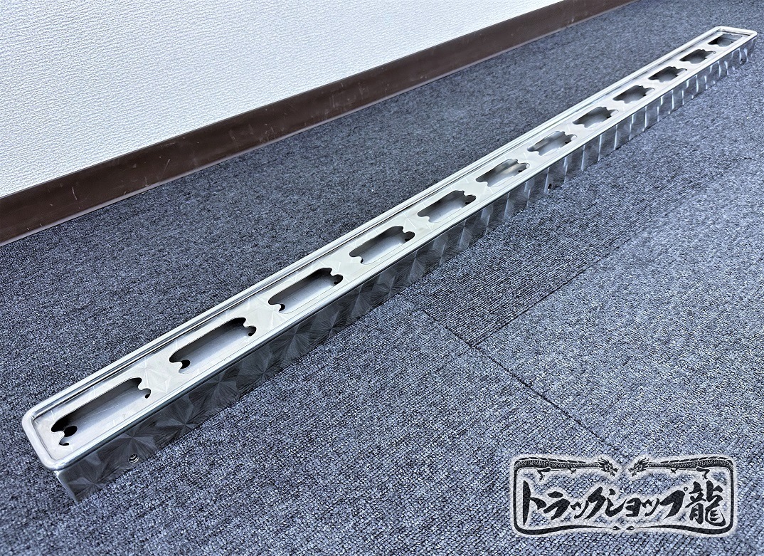 ステンレス 工具箱下アンドン 1200幅 鱗柄 丸棒巻き 角マーカー レンズ