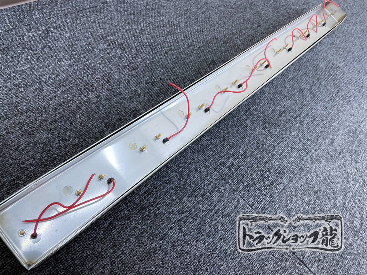 ステンレス 工具箱下アンドン 900幅 鱗柄 丸棒巻き 角マーカー レンズ出し 燃料タンク下 シャーシ S0774S