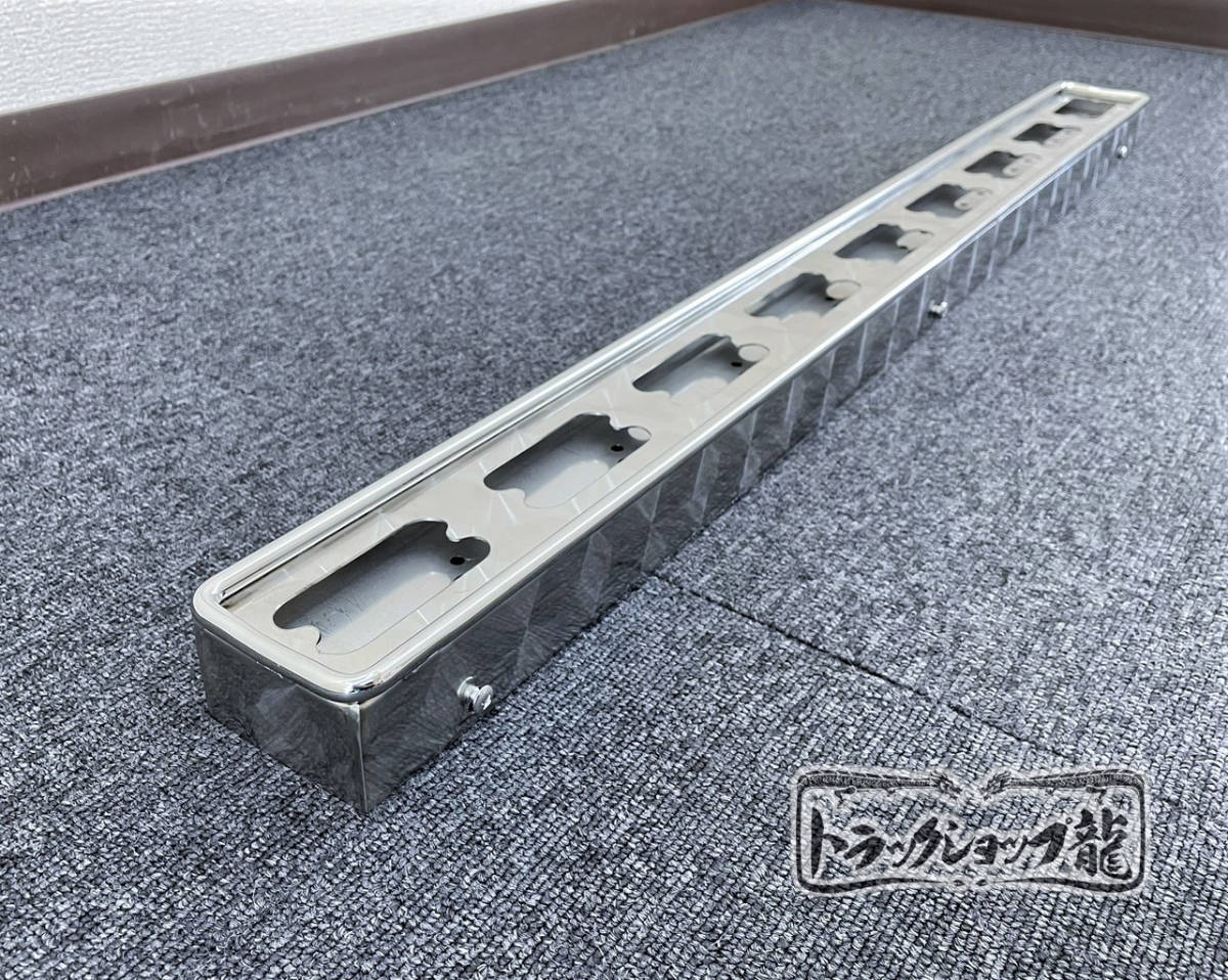 ステンレス 工具箱下アンドン 900幅 鱗柄 丸棒巻き 角マーカー