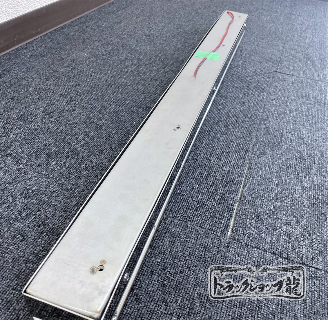ステンレス 工具箱下アンドン 900幅 鏡面 丸棒巻き 菱抜き LED