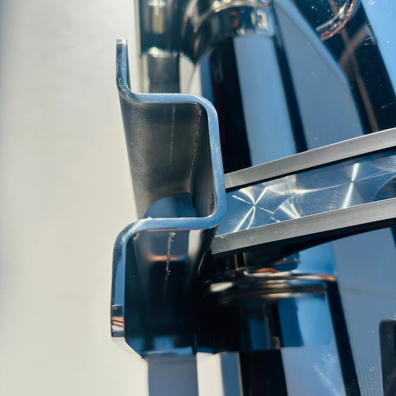 【数量限定】ステンレス 水タンク 丸型 全面鱗柄仕上げ ステー付 ハンドメイド品 S0464S