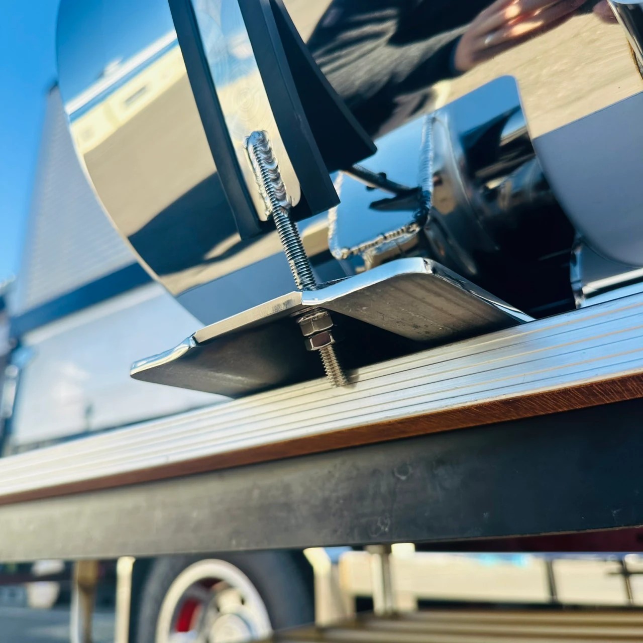 【数量限定】ステンレス 水タンク 丸型 全面鱗柄仕上げ ステー付 ハンドメイド品 S0464S