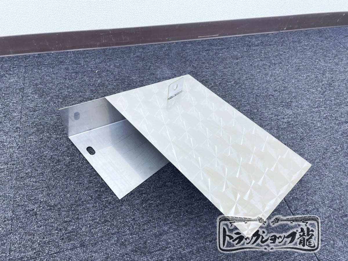 新タイプ 鱗柄ステンレス バッテリー イコライザーカバー ルーパー仕様 三菱ふそう ブルーテックキャンター S0961S