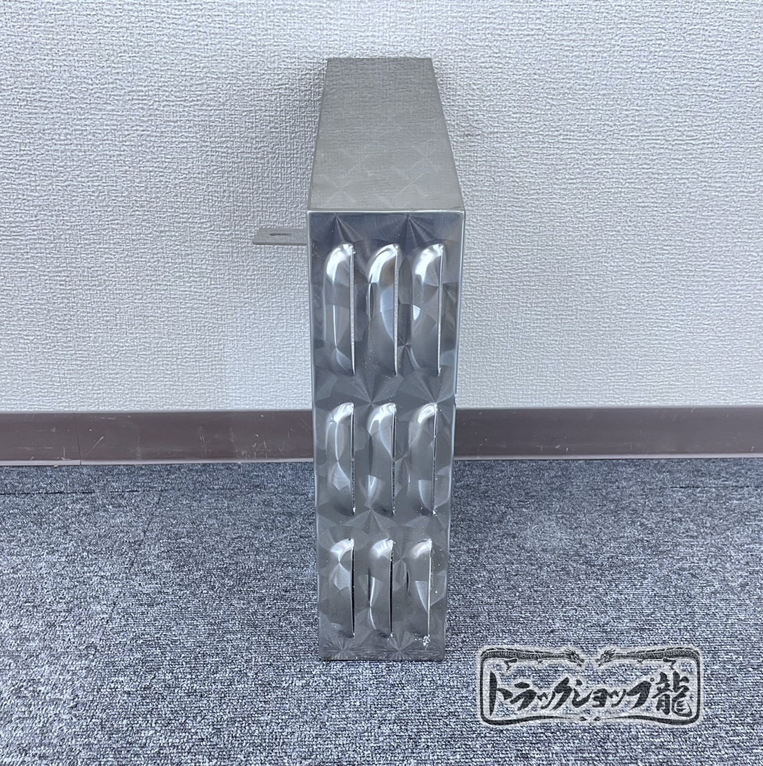 新タイプ 鱗柄ステンレス バッテリー イコライザーカバー ルーパー仕様 三菱ふそう ブルーテックキャンター S0961S