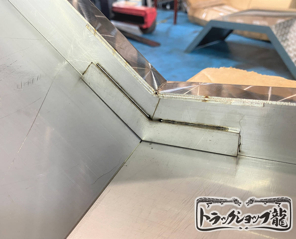 ステンレス リアフェンダー 2枚セット 4t 中型 増トン用 鏡面 補強あり ハウスフェンダー バスフェンダー 泥除け T0014S