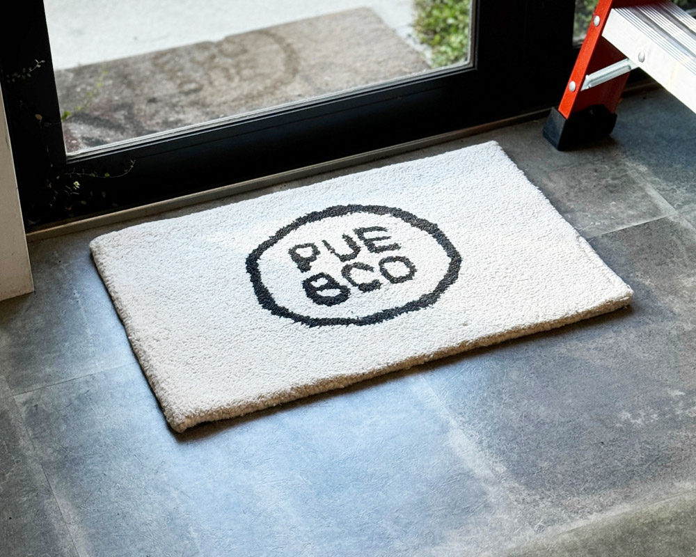 PUEBCO | TUFTED MAT PUEBCO LOGO եȥޥå ץ֥