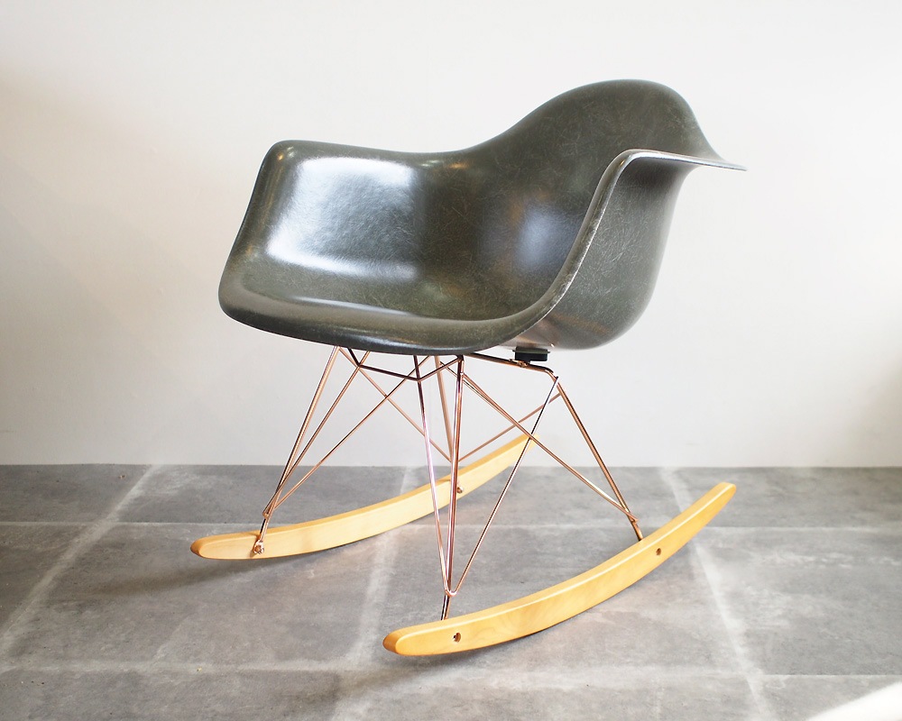 STUSSY Livin' General Store | GS Fiberglass Arm Shell Rocker Chair by Modernica Elephant  GS�ե����С����饹�����ॷ������å��������� ����˥���