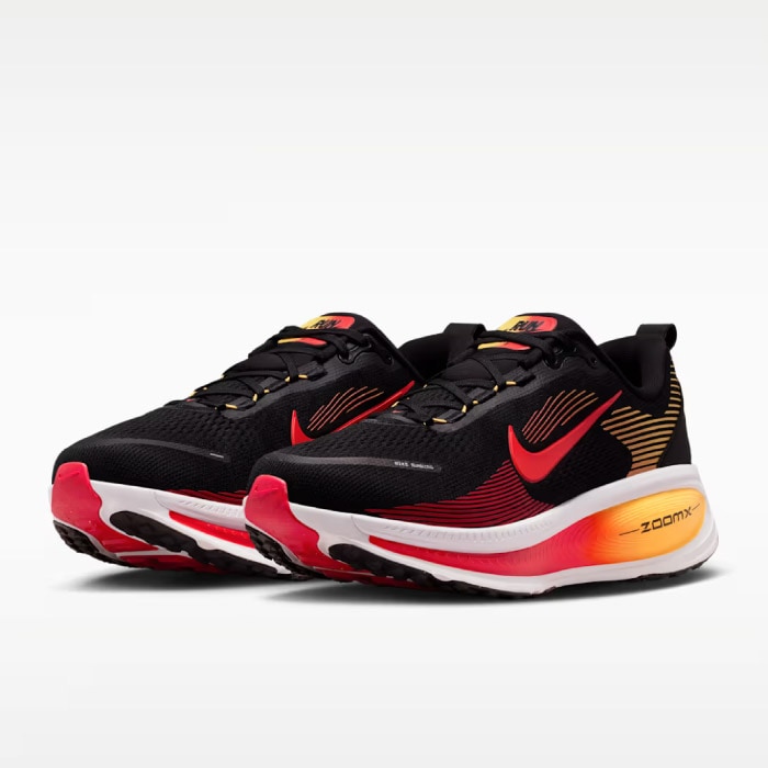 NIKE ボメロ 18の斜め横からのアングル