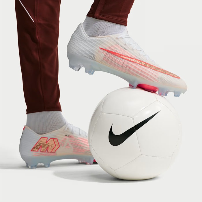 ナイキサッカー用新品軽量グリップ力抜群タグ付 NIKE ナイキ サッカースパイク 一般 大人 マーキュリアル スーパー