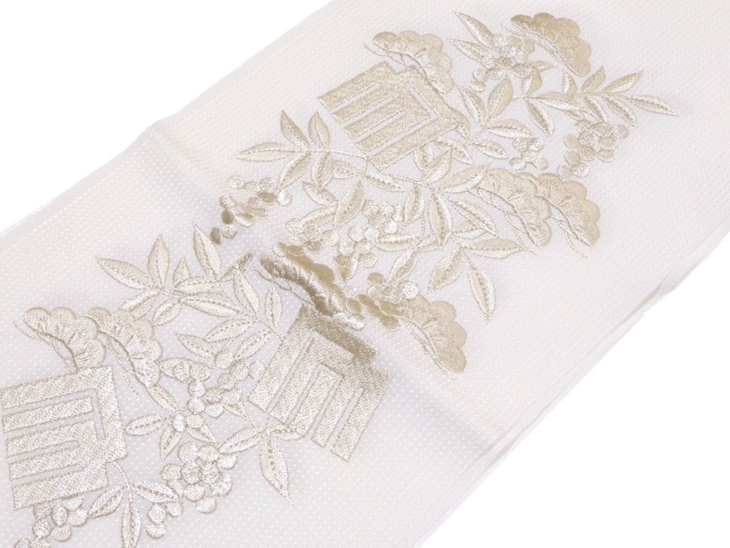 正絹刺繍半衿「白色の地に薄ベージュ色の源氏香、松、南天の刺繍